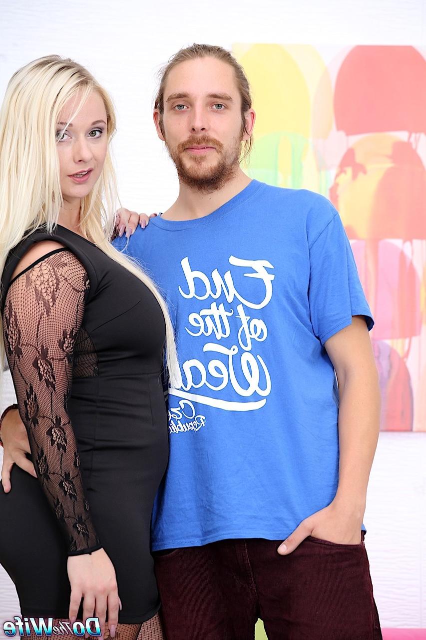 20P Die kurvige MILF Bambi Bella zeigt ihre großen Titten und wird in Cuckold-Action geschwärzt