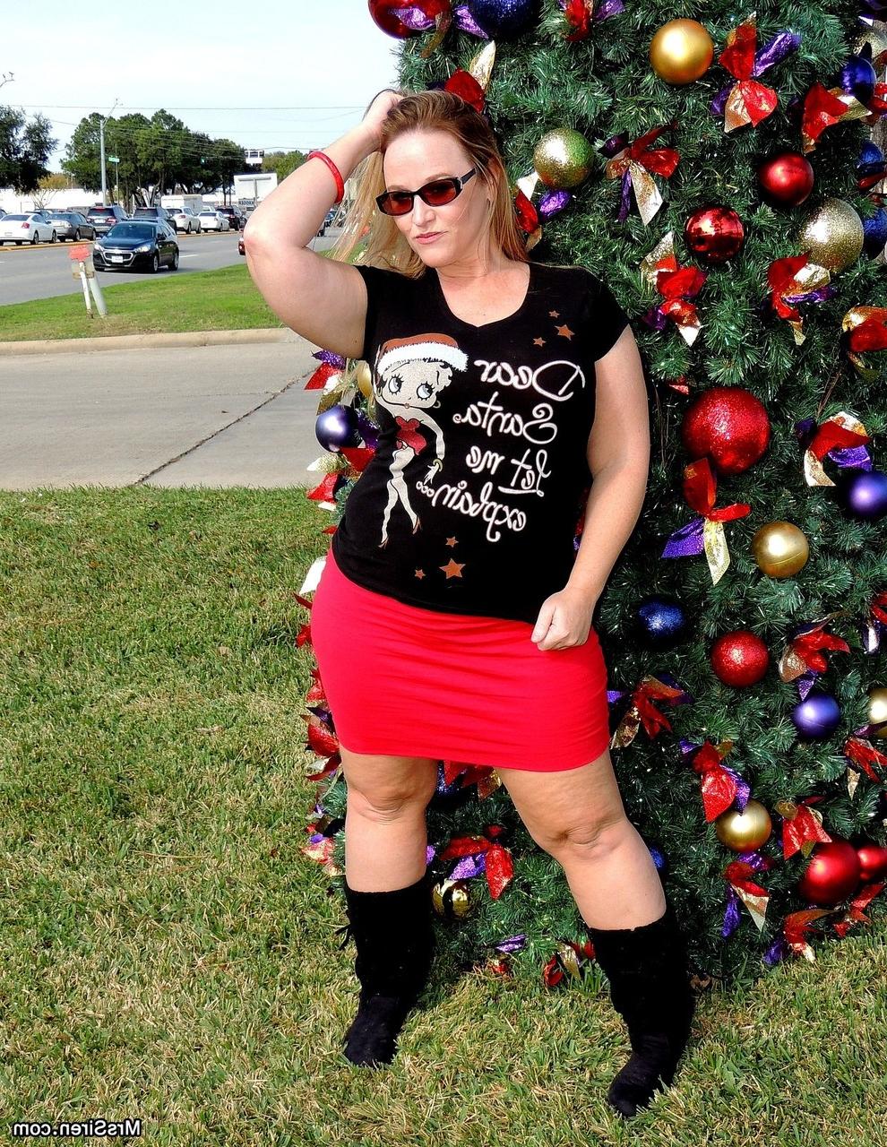 20P 太い熟女ディー・サイレンが公共のクリスマスツリーの前で太いお尻を露出させる