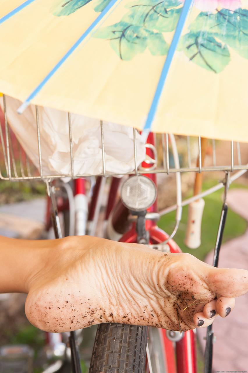 20P La pequeña Celeste Star se ensucia los pies mientras se masturba al aire libre