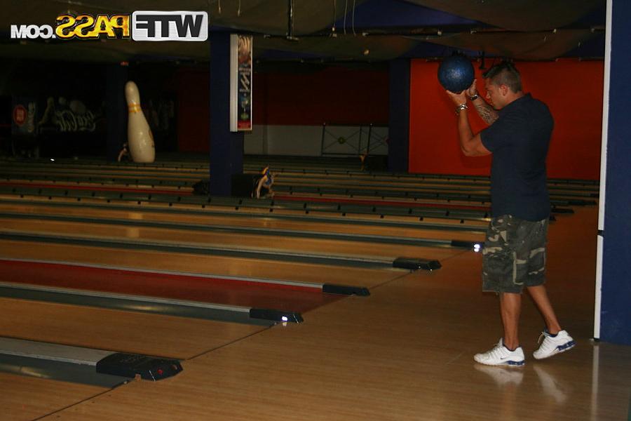 16P Die brünette Amateurin Nessa geht bowlen, bevor sie auf dem Sofa Sex hat