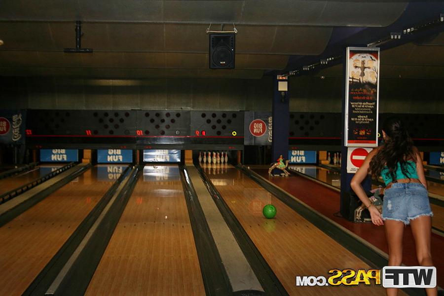 16P Die brünette Amateurin Nessa geht bowlen, bevor sie auf dem Sofa Sex hat
