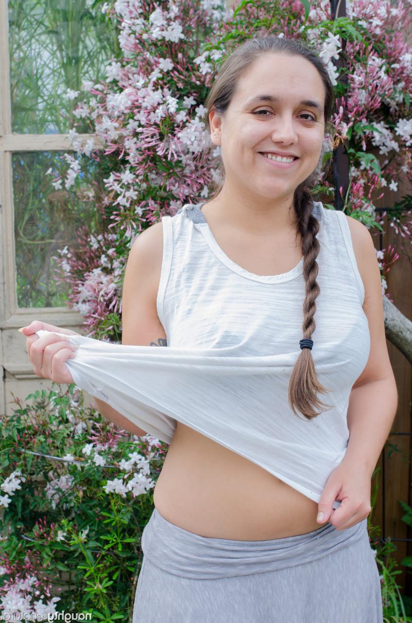 20P A jovem amadora Zse Zse Lamarr mostra suas axilas peludas e sua vulva com piercing