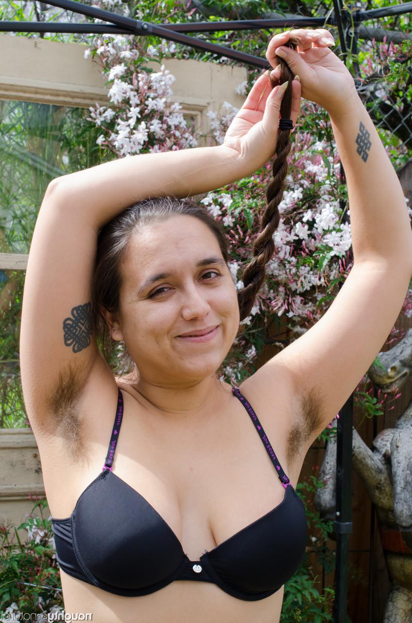 20P A jovem amadora Zse Zse Lamarr mostra suas axilas peludas e sua vulva com piercing