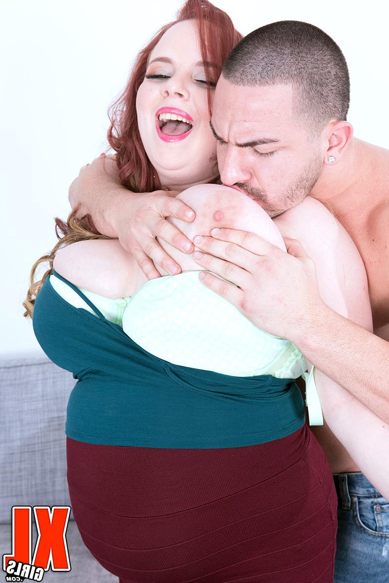 16P La chica grande Quinn Rain se burla de un chico antes de invitarlo al interior para tener sexo