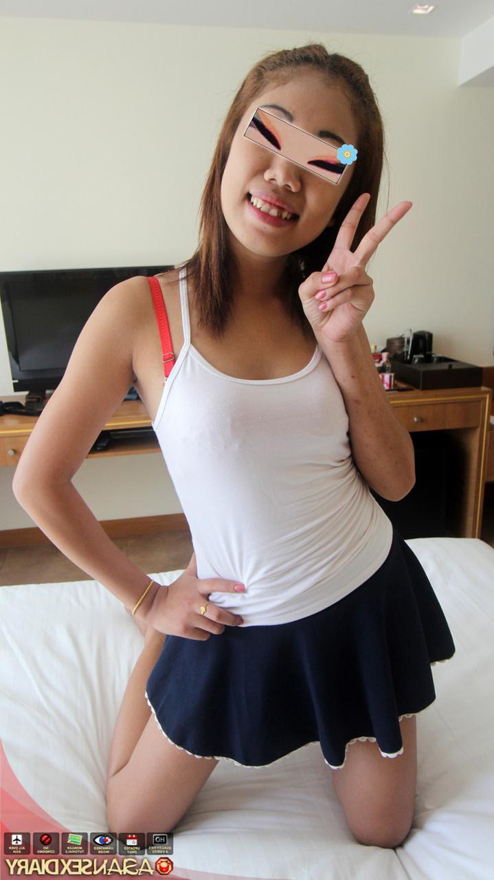 15P Ping, estudante de Petite Pattaya, faz sexo na cama com um turista sexual
