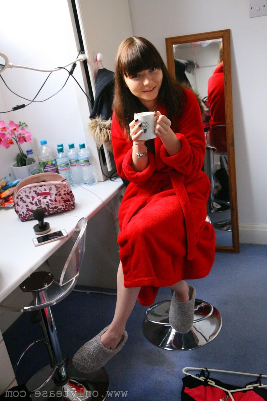 20P Amateur hotties teasing in their lovely outfits at the photoshoot