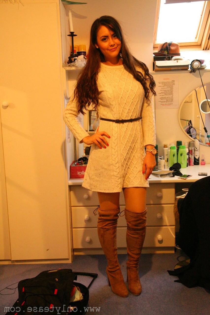20P Amateur hotties teasing in their lovely outfits at the photoshoot