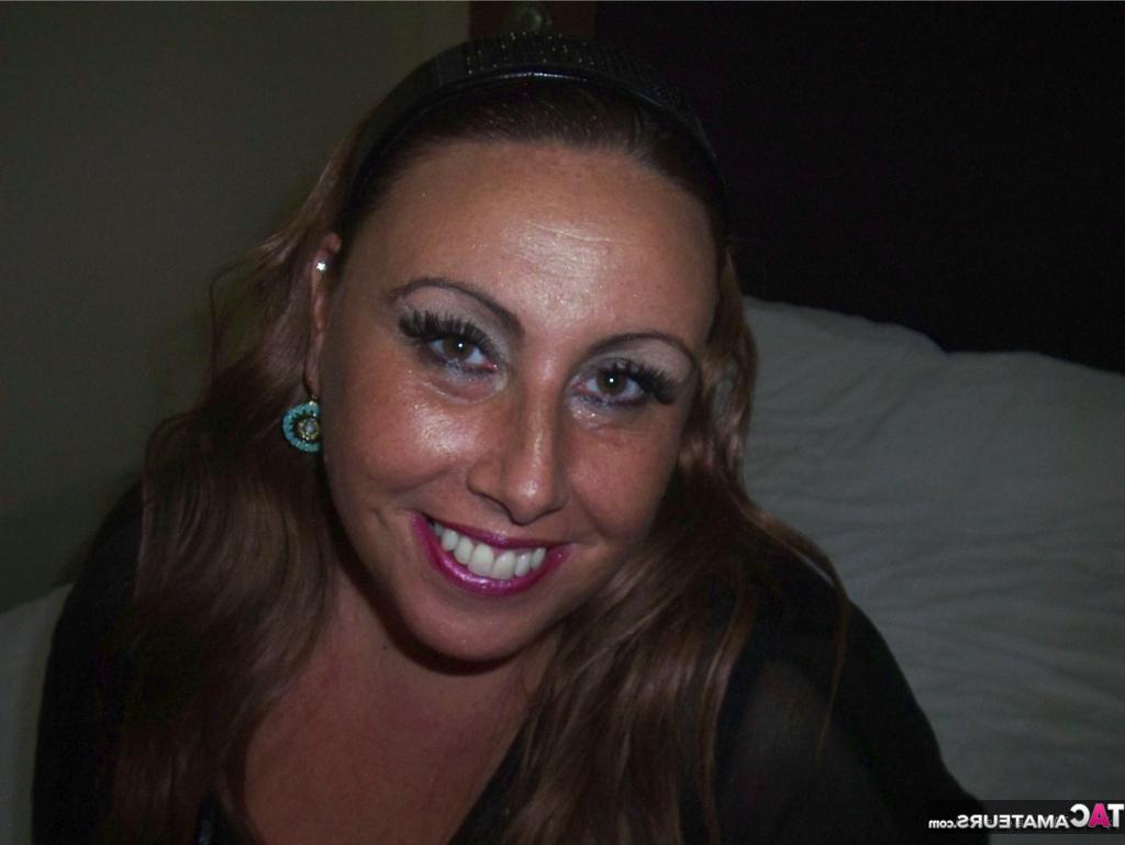16P Mulher amadora BBW Charlie fazendo sexo oral no modo POV em um quarto