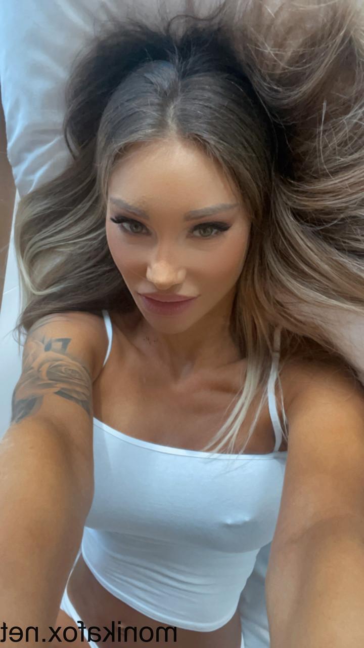 15P A maravilhosa estrela pornográfica russa Monika Fox mostra seus peitos grandes e buceta inchada