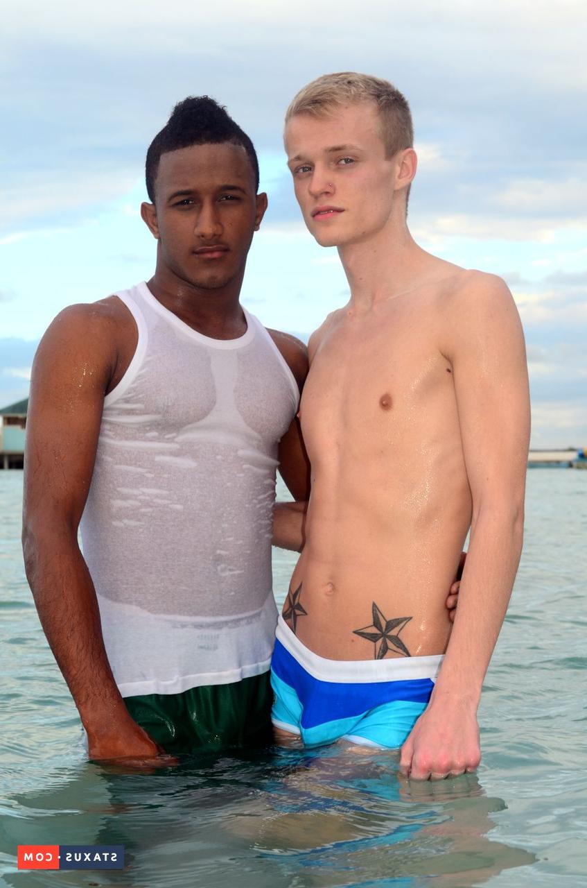 18P O gay negro Alex Mendez e o jovem gostoso Nicholas Reed chupam o pau um do outro
