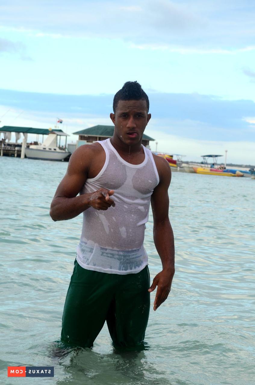 18P O gay negro Alex Mendez e o jovem gostoso Nicholas Reed chupam o pau um do outro