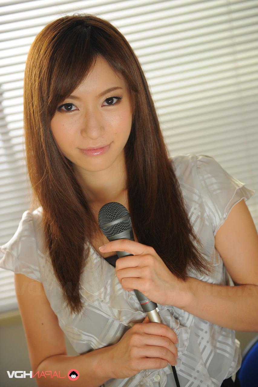 15P A beleza japonesa Media Rika dedo espalha sua buceta úmida durante um show solo