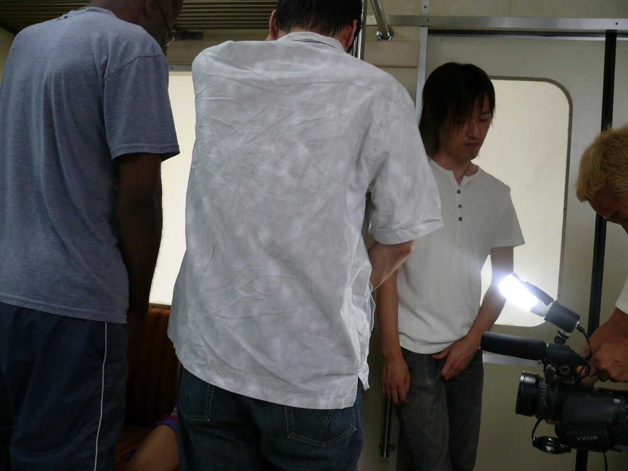 18P Das zierliche japanische Mädchen Iori Miduki wird von einem Schwarzen und drei Landsleuten gefickt