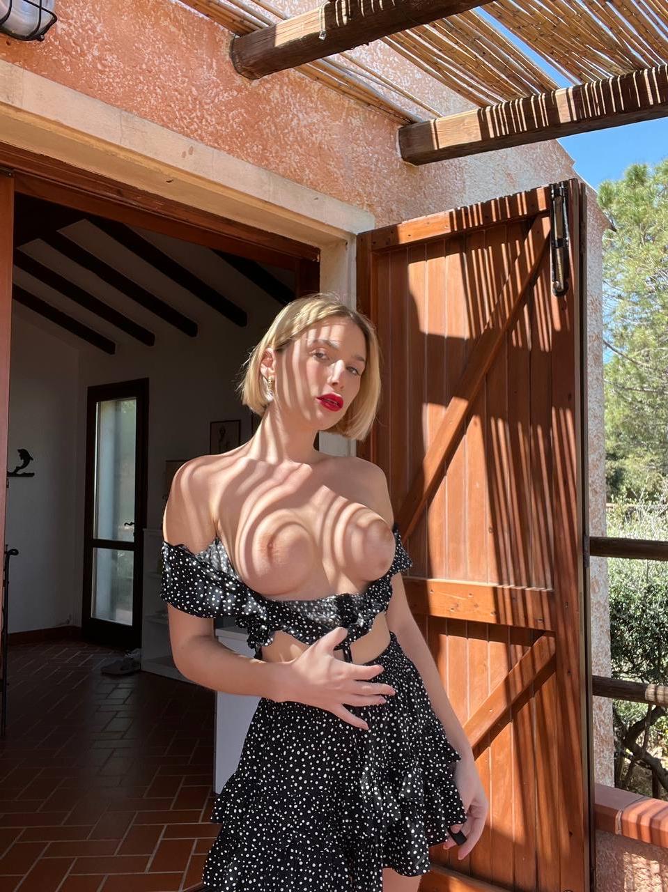 20P グラマラス OnlyFans の可愛い人 Beghe B が巨乳を見せて彼女のソファをこする