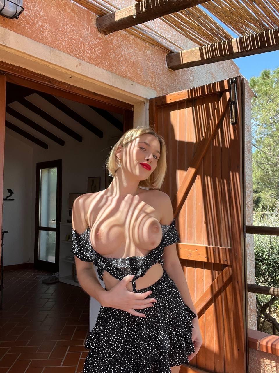 20P グラマラス OnlyFans の可愛い人 Beghe B が巨乳を見せて彼女のソファをこする