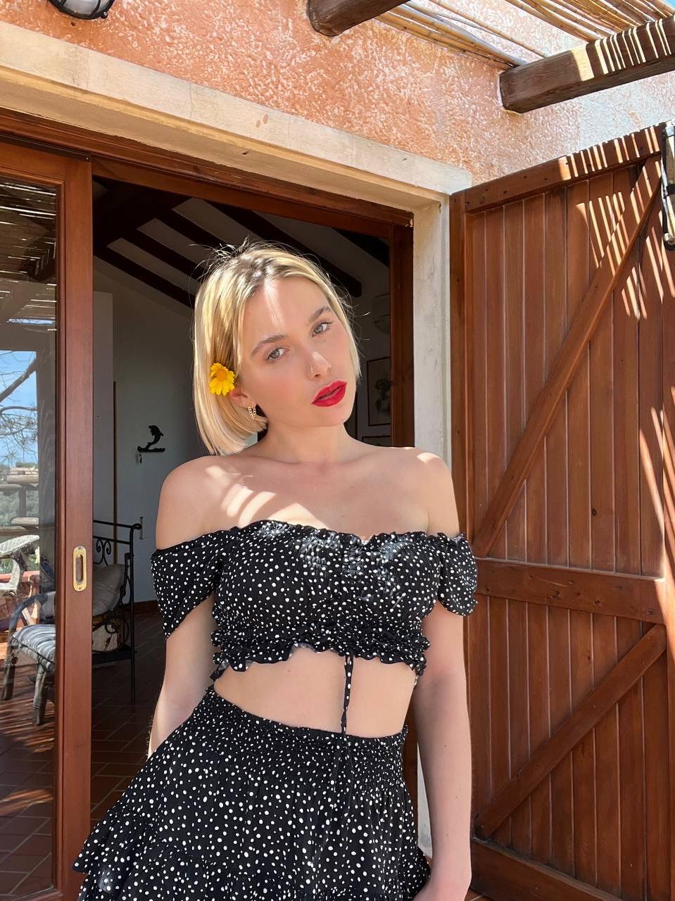 20P グラマラス OnlyFans の可愛い人 Beghe B が巨乳を見せて彼女のソファをこする