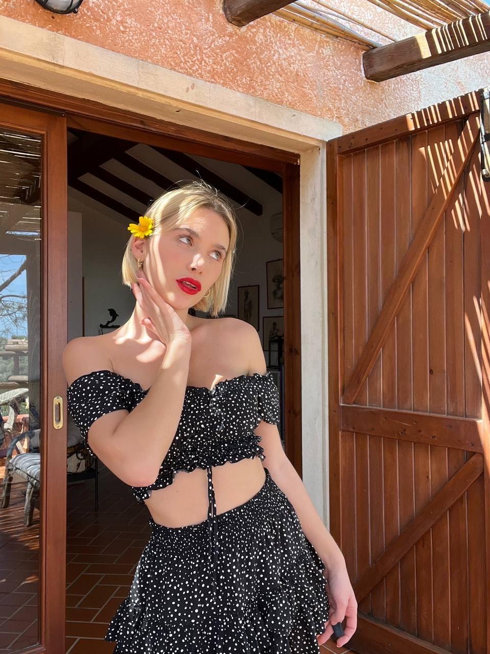 20P グラマラス OnlyFans の可愛い人 Beghe B が巨乳を見せて彼女のソファをこする
