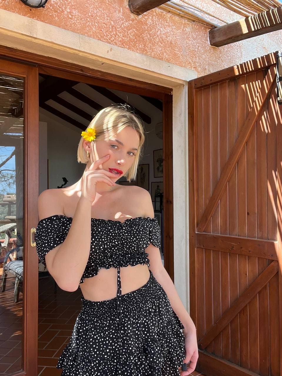 20P グラマラス OnlyFans の可愛い人 Beghe B が巨乳を見せて彼女のソファをこする