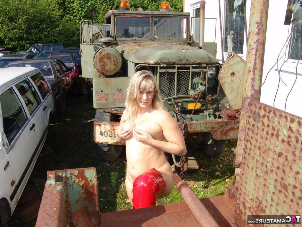 16P Die blonde Sweet Susi mittleren Alters zieht sich in roten Latexstiefeln beim Abschleppdienst aus