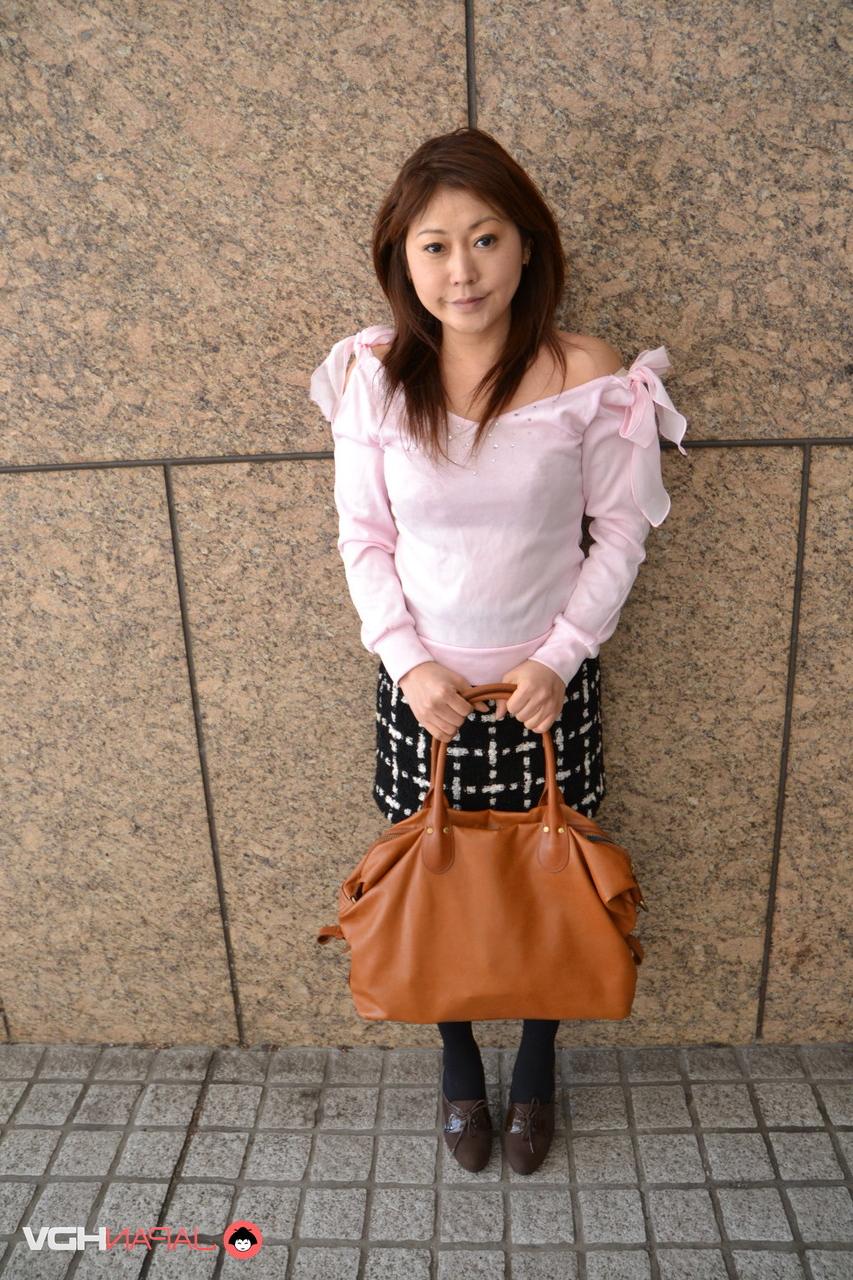 15P Japanese lady Misuzu Nishihara exposes a breast after getting in a vehicle