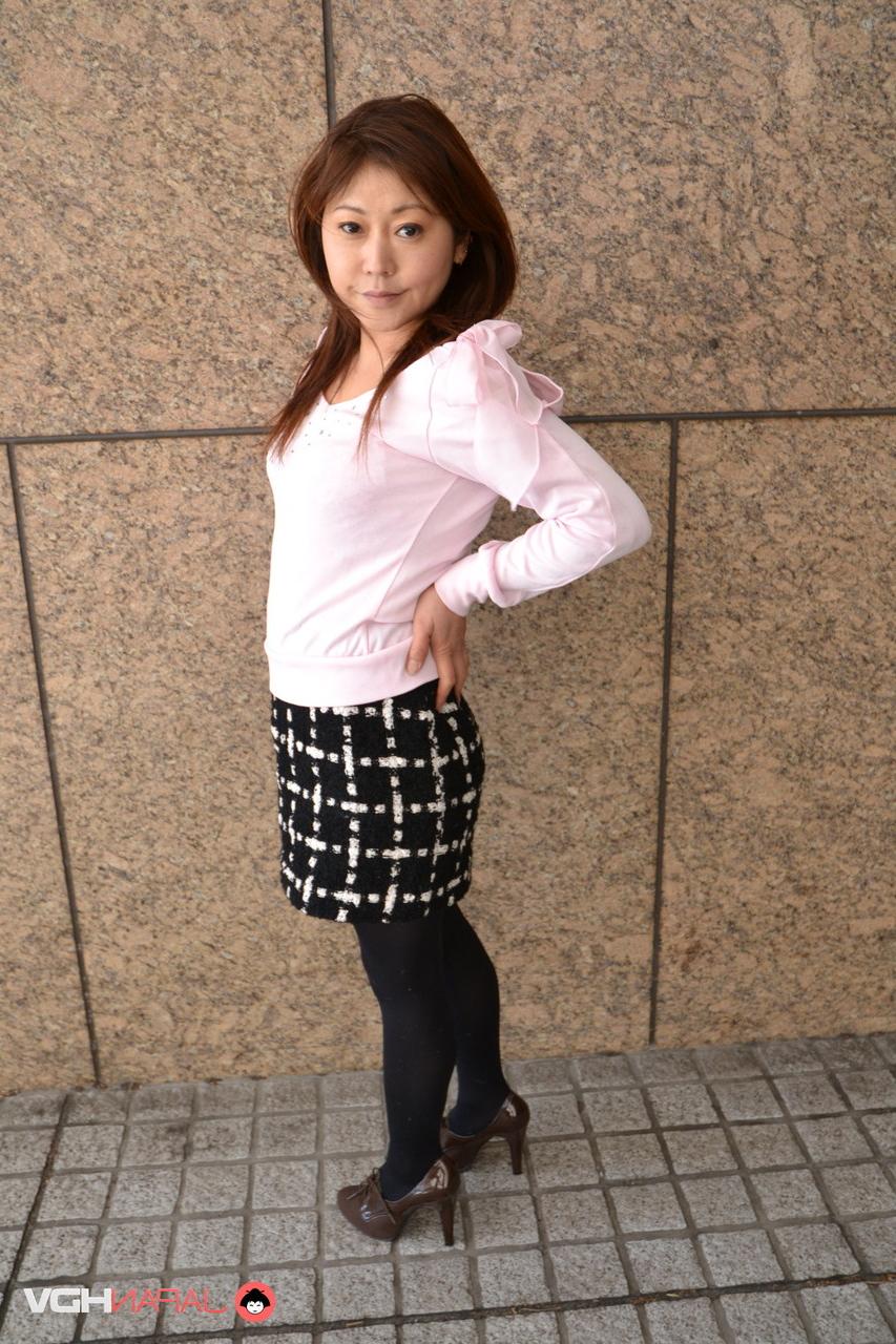 15P Japanese lady Misuzu Nishihara exposes a breast after getting in a vehicle