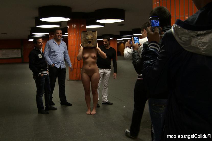 11P Chica rubia es profundamente humillada en público antes de darle sexo oral