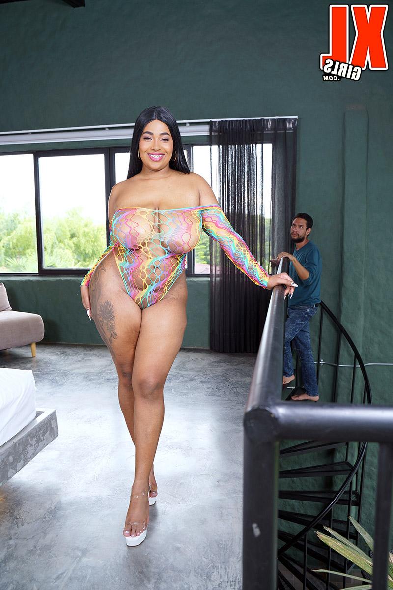 16P Thayana, une grosse latina, pose une robe révélatrice avant de baiser.