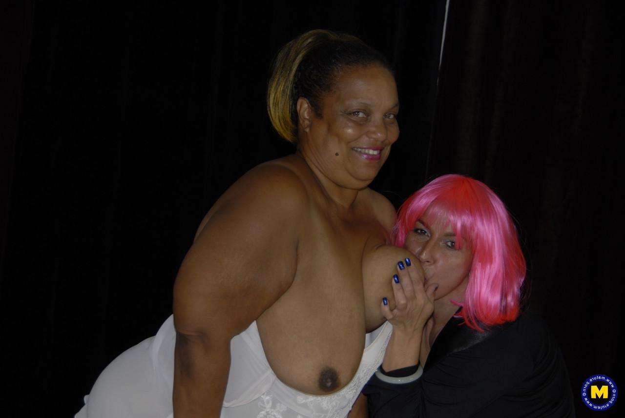 20P Lésbicas maduras Nina S e Starla Luv compartilham um vibrador duplo depois de lamber a buceta