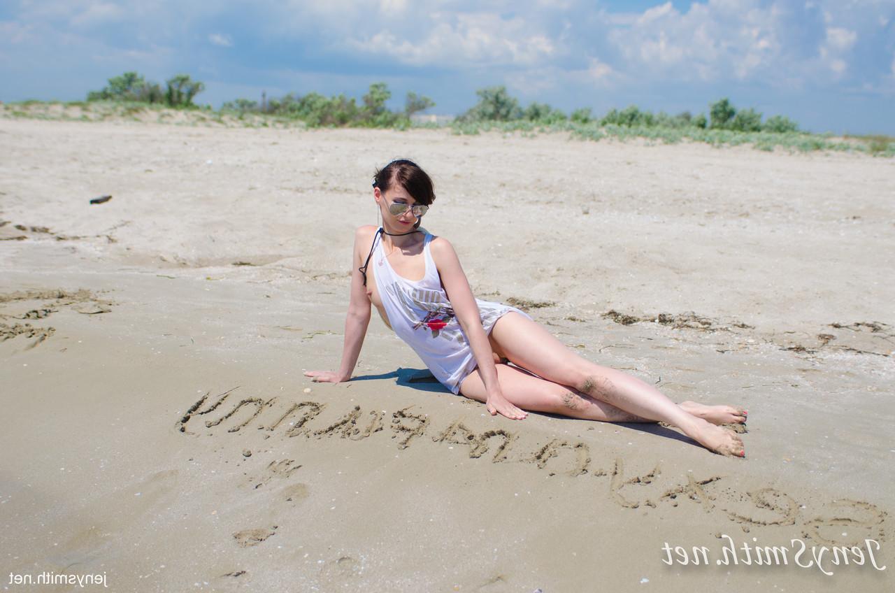15P Heiße Brünette mit Sonnenbrille Jeny Smith zieht sich am Sandstrand aus