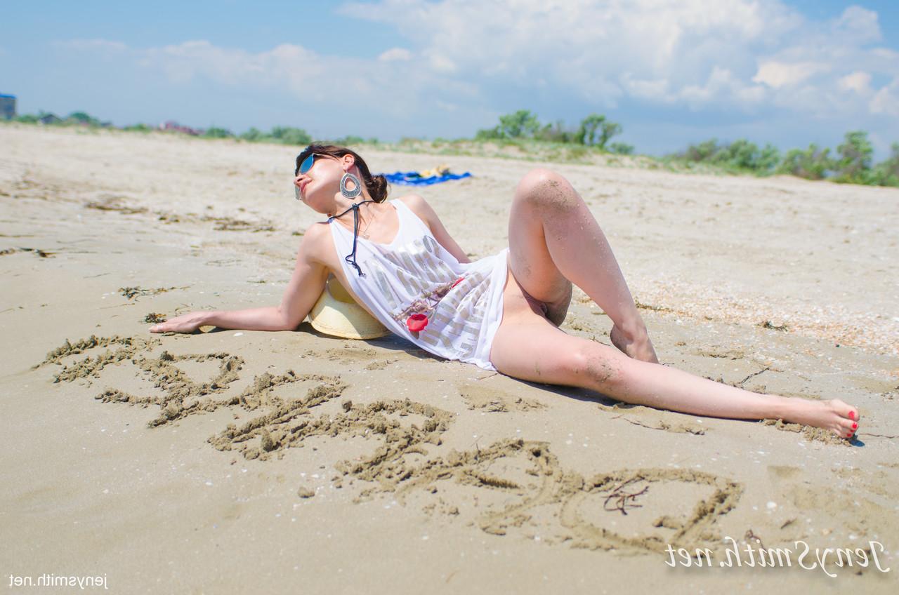 15P Heiße Brünette mit Sonnenbrille Jeny Smith zieht sich am Sandstrand aus