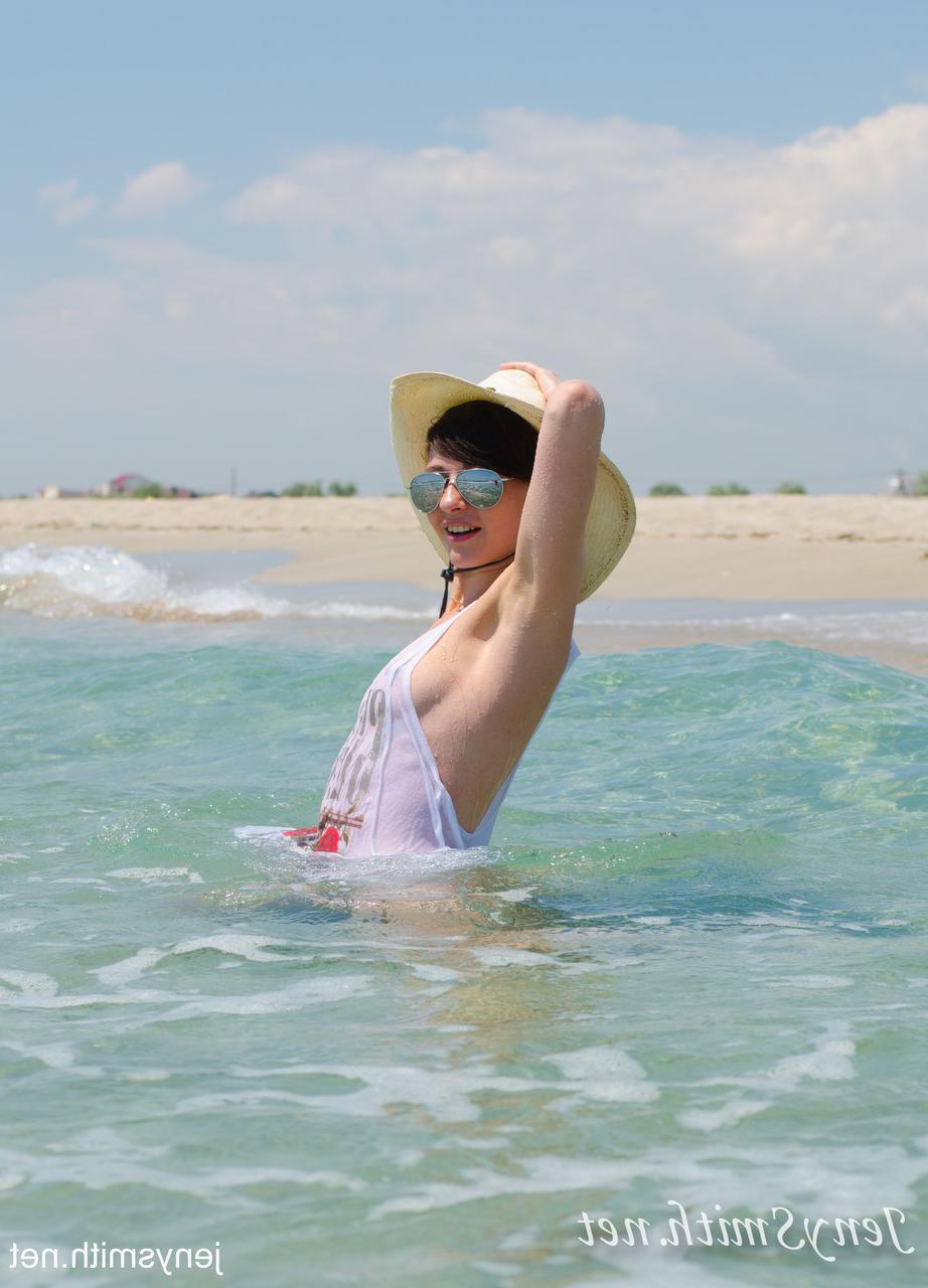15P Heiße Brünette mit Sonnenbrille Jeny Smith zieht sich am Sandstrand aus