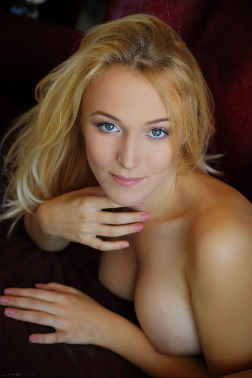 20P Aislin, jeune blonde sexy, montre de près sa délicieuse chatte et ses seins juteux.