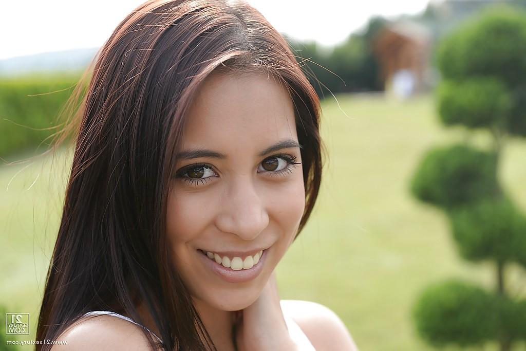 16P Cena de masturbação ao ar livre revela bunda apertada da pornstar adolescente Paula Shy