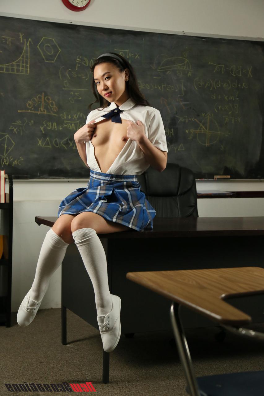 20P A estudante asiática magra Kimmy Kimm revela seu corpo e monta no pau do professor