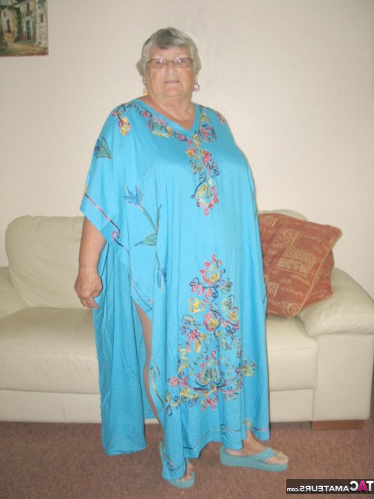 20P Vovó obesa, vovó Libby, lambe os mamilos depois de tirar a calcinha rosa