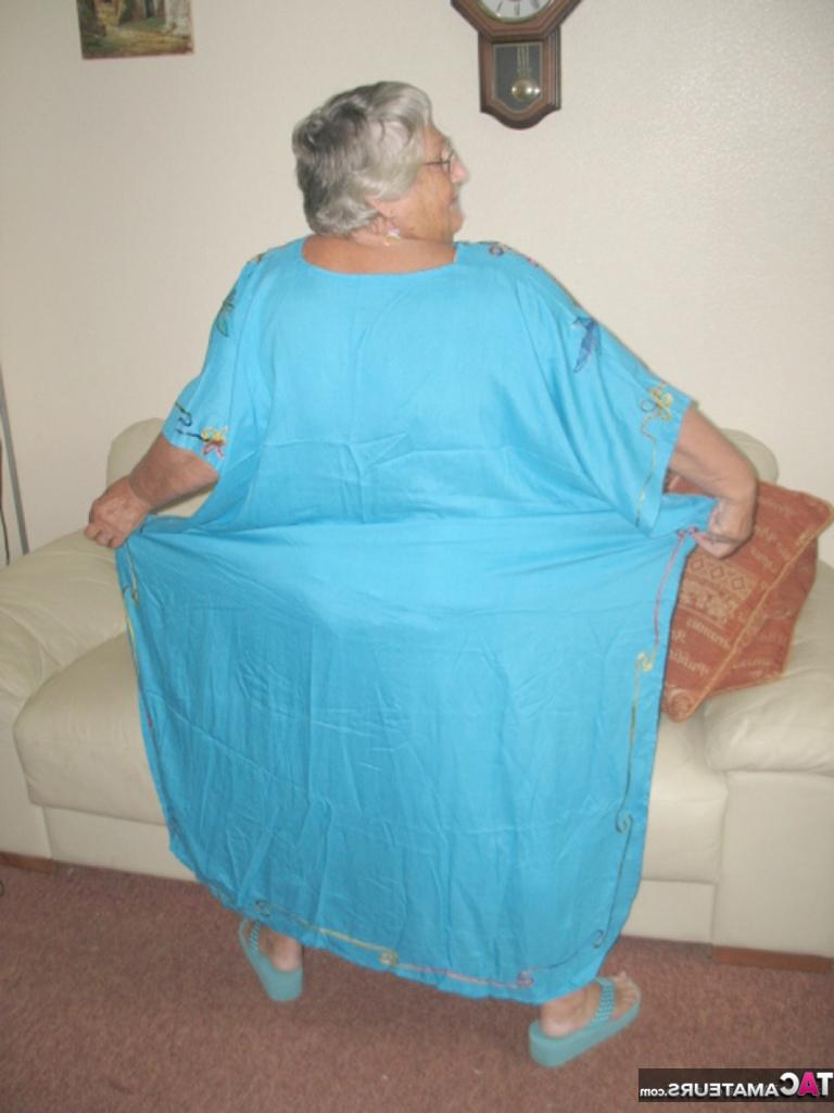 20P Vovó obesa, vovó Libby, lambe os mamilos depois de tirar a calcinha rosa