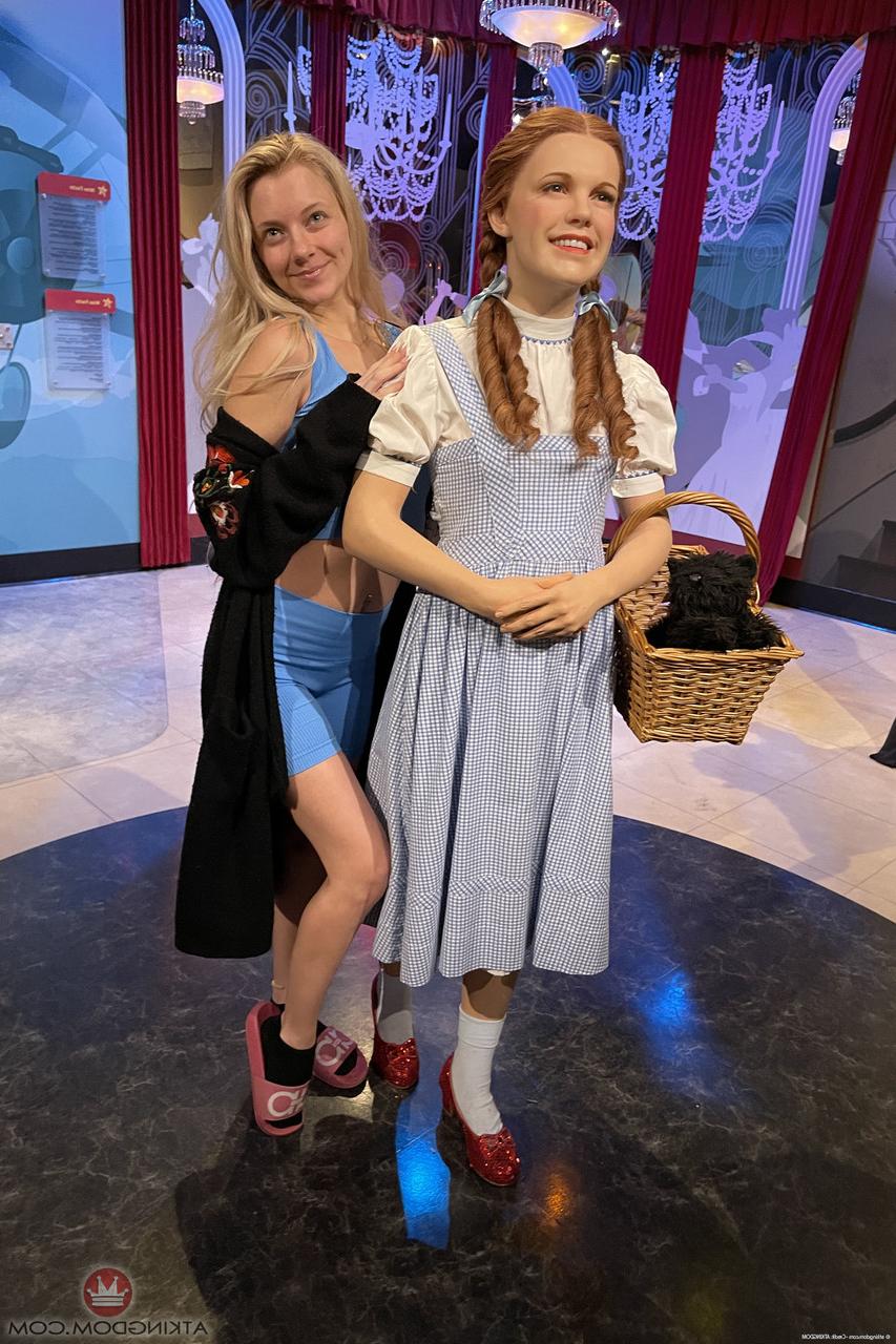 20P Die sexy blonde Teenagerin Riley Star zeigt ihre kleinen Titten und ihr haariges Liebesloch aus nächster Nähe