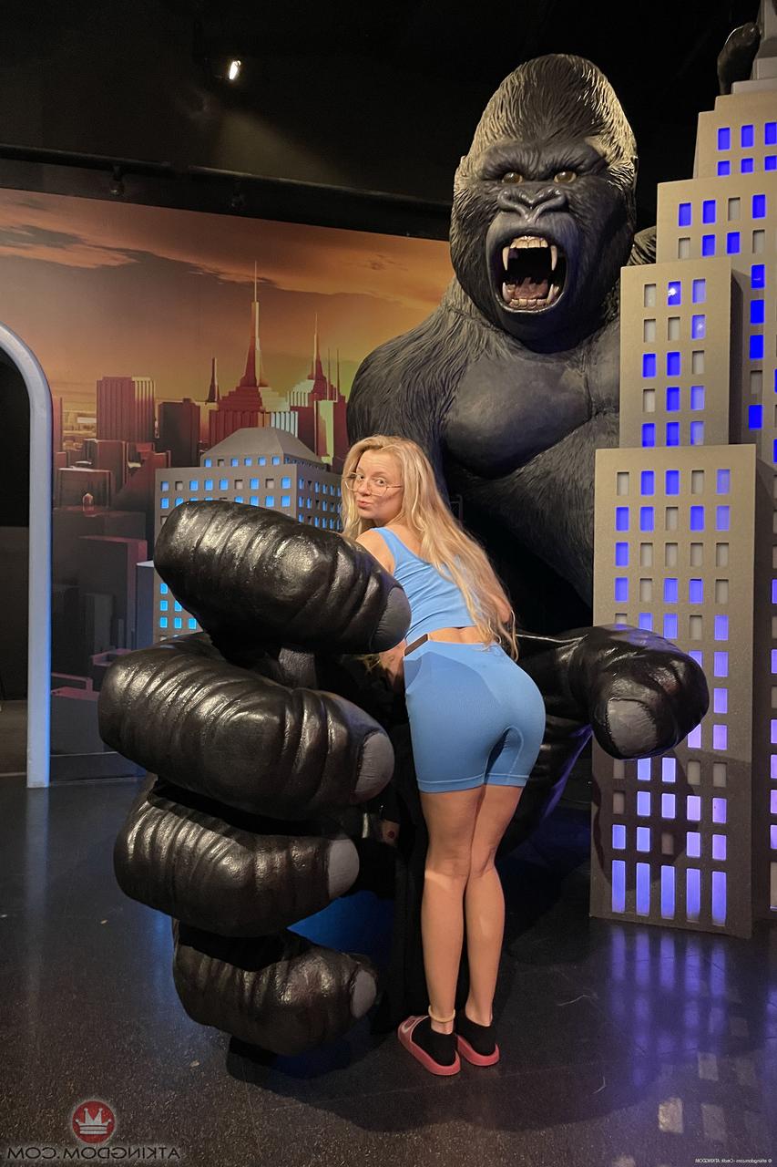 20P Die sexy blonde Teenagerin Riley Star zeigt ihre kleinen Titten und ihr haariges Liebesloch aus nächster Nähe