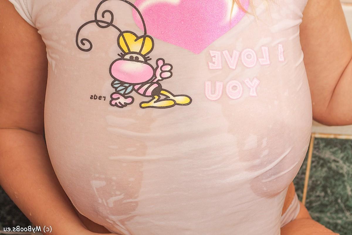 16P Busty blonde Messalina Madlikova wets down her pink pussy while showering