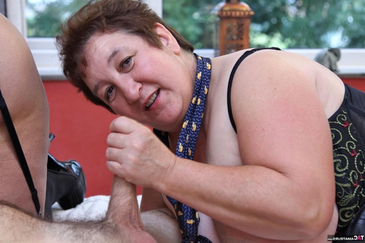 16P As gordas mais velhas Curvy Claire e Kinky Carol fazem um trio na cama