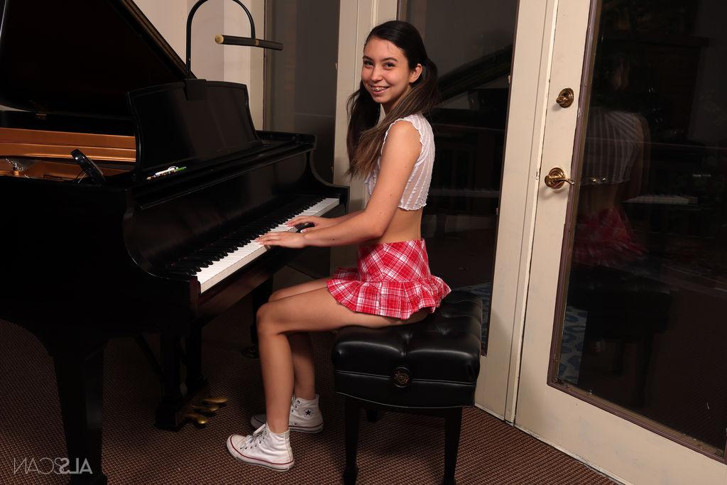 16P A adolescente asiática Amber Angel urina depois de ficar nua com tênis de lona
