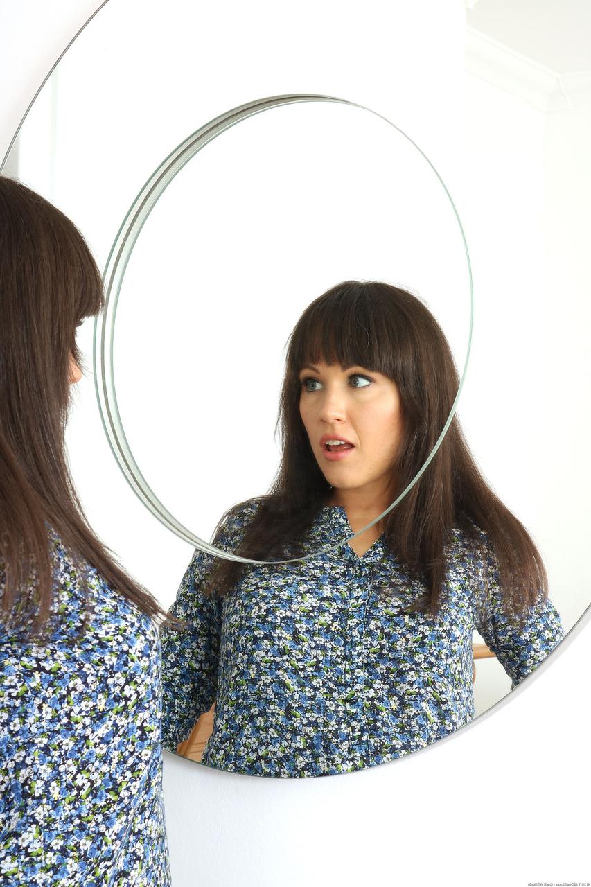 20P 背の低い熟女ルーシー・ラブがソロで大きな尻とおっぱいを剥いで露出する