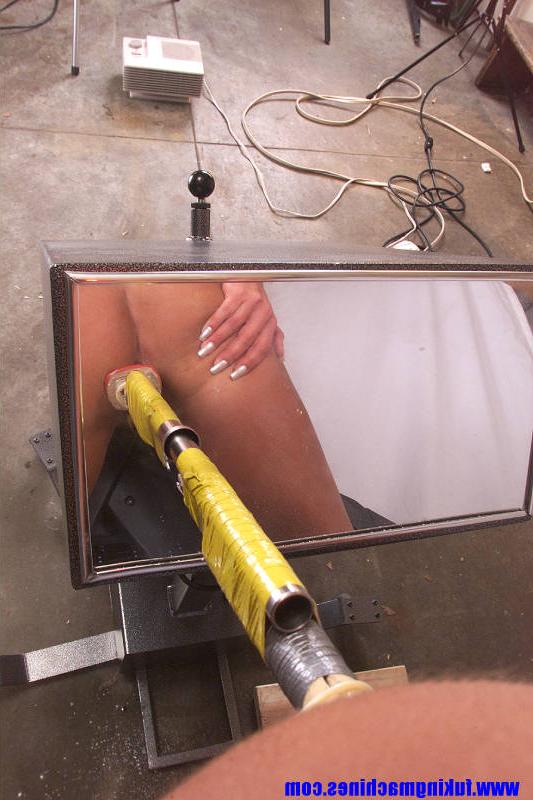 20P Die langhaarige Blondine Janay hat BDSM-Analsex im Stehen mit einem Maschinendildo