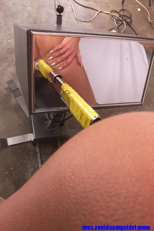 20P Die langhaarige Blondine Janay hat BDSM-Analsex im Stehen mit einem Maschinendildo