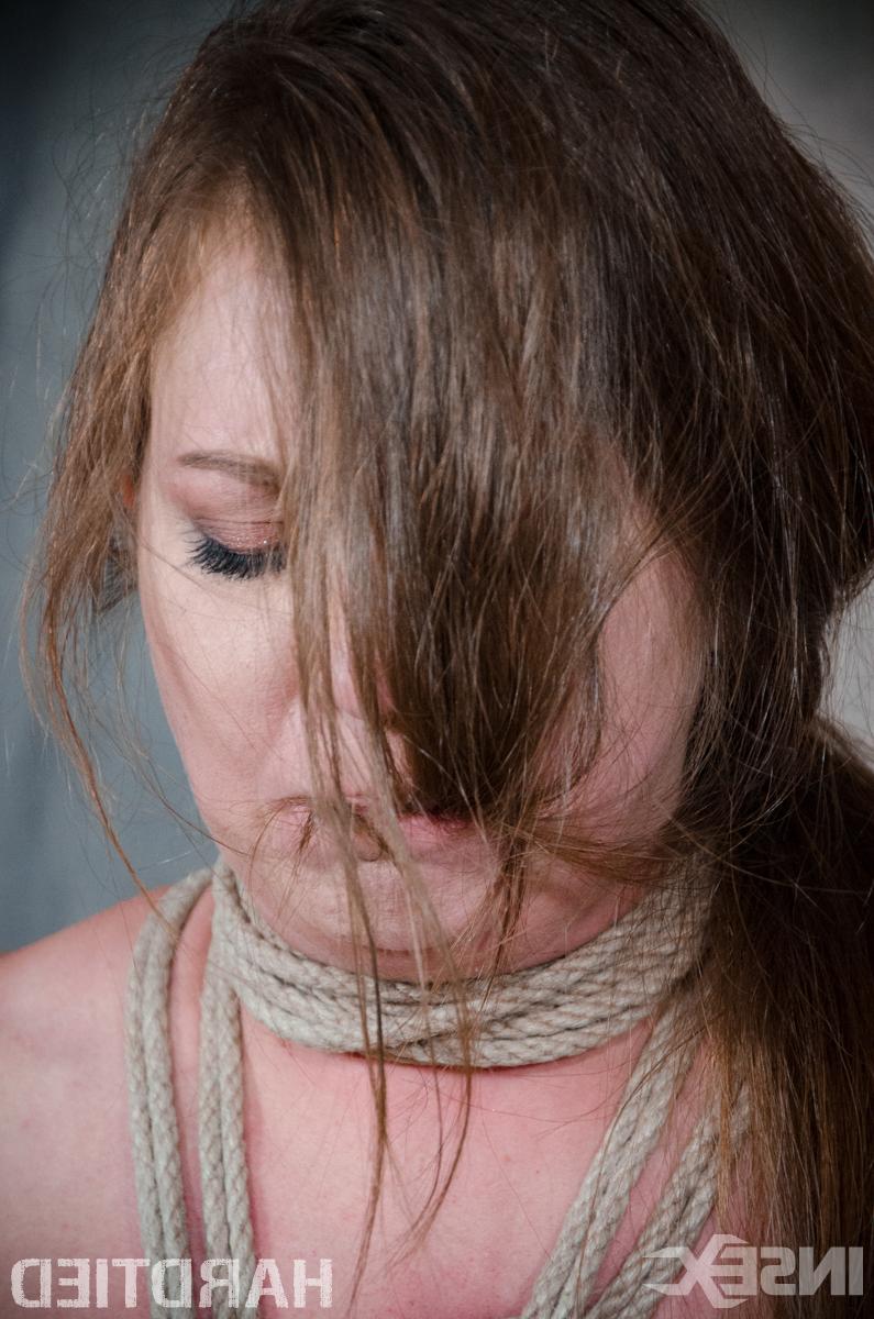 14P La chica blanca Maddy O'Reilly es asfixiada durante una dolorosa acción de bondage