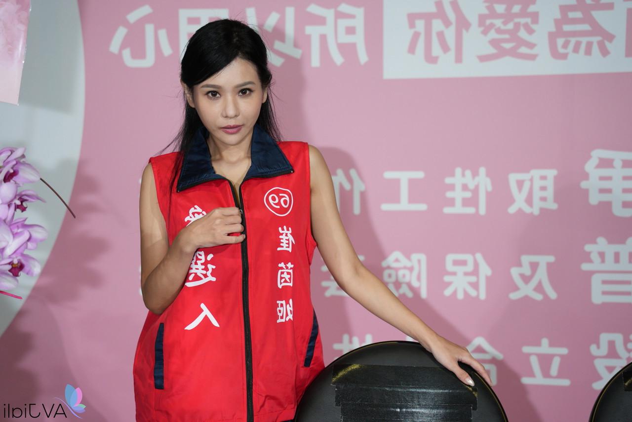 15P Chinese girl Xian Erai unzips before having sex on a couch with a guy