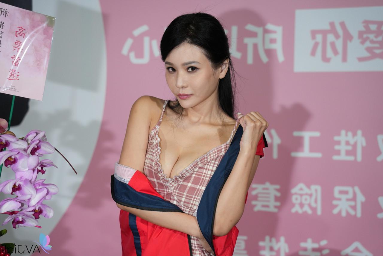 15P Chinese girl Xian Erai unzips before having sex on a couch with a guy