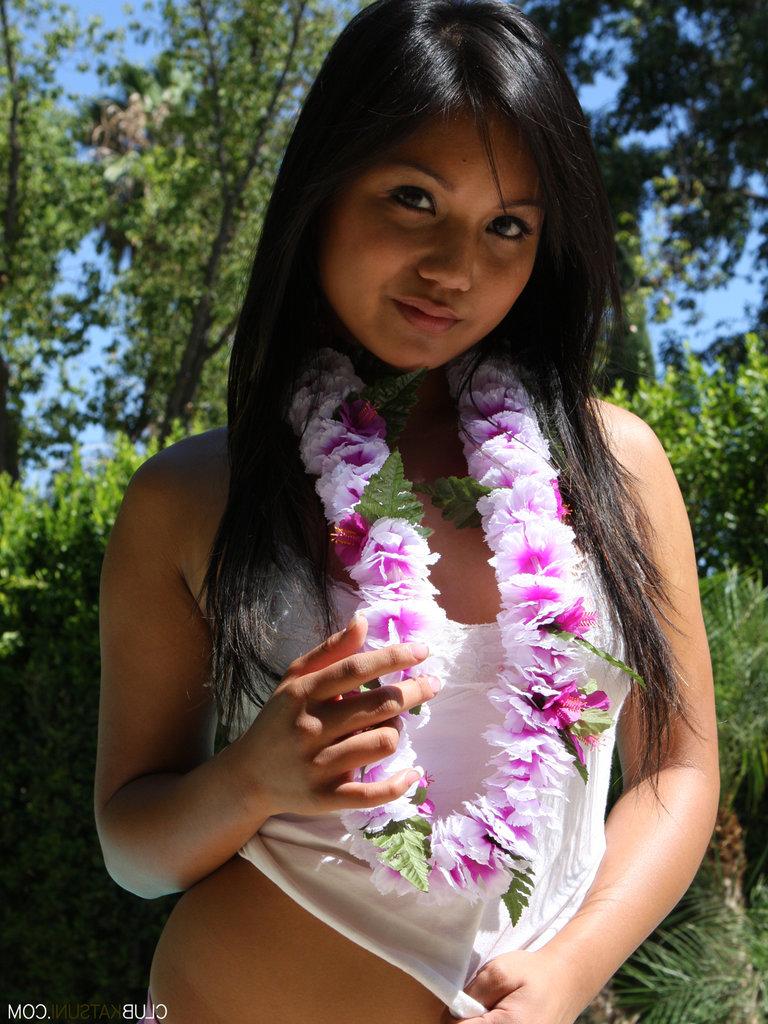 15P Katsuni et une petite amie font un plan à trois dans la piscine et sur un lit également.