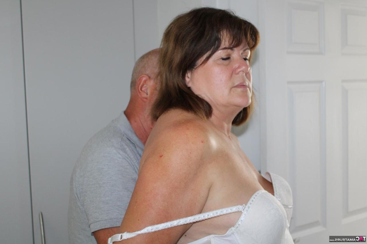 16P La madura gordita Cassandra Uk le da sexo oral a su amigo en una cama