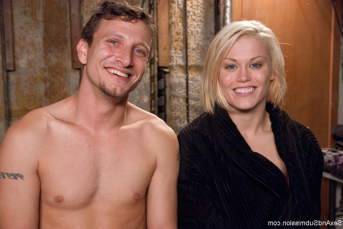 15P Die blonde Ash Hollywood wird in der Knechtschaft gebumst und bekommt einen Cumshot mit offenem Mund